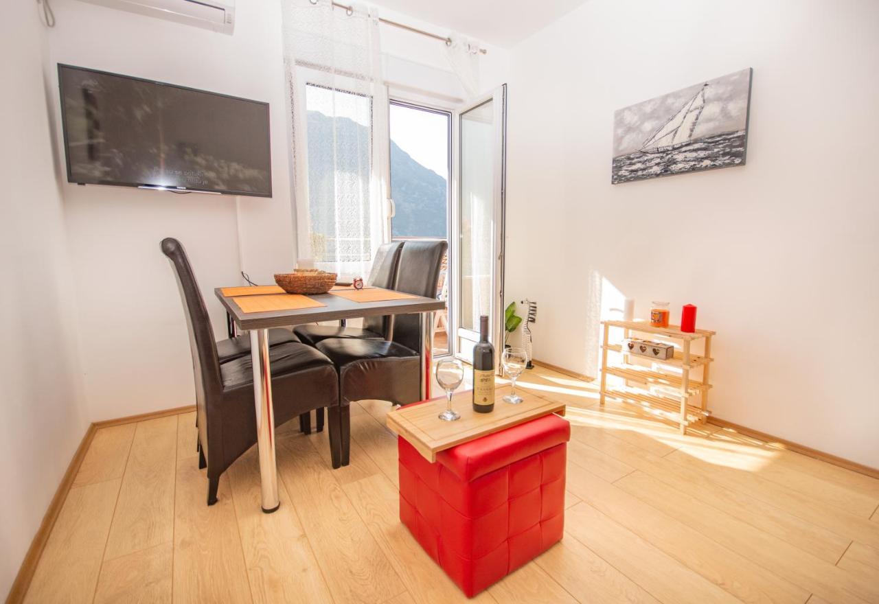 Apartmani Mrsic Risan Buitenkant foto