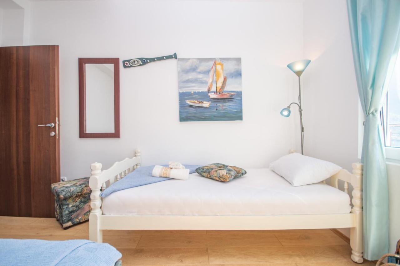 Apartmani Mrsic Risan Buitenkant foto
