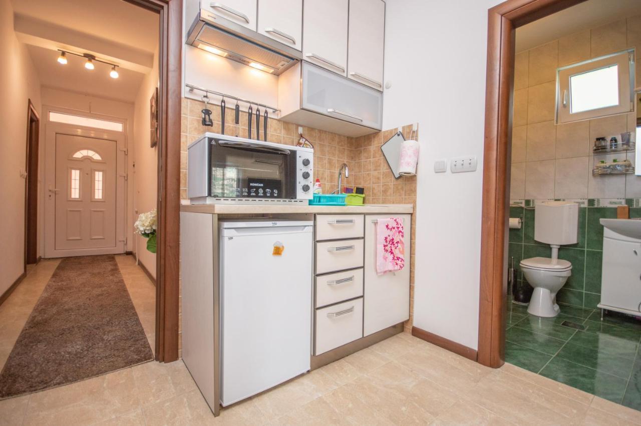 Apartmani Mrsic Risan Buitenkant foto