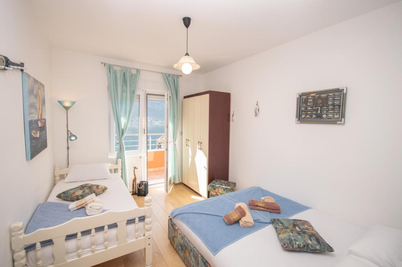 Apartmani Mrsic Risan Buitenkant foto